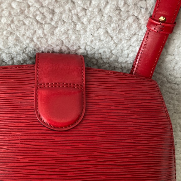 Louis Vuitton Red Epi Leather Vintage Cluny Shoulder Bag - Picture 7 of 15